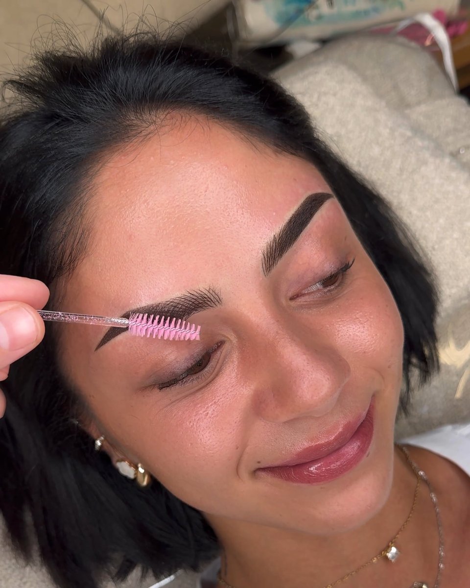 Augenbrauen-Behandlung bei GLAM.INK – Vorschaubild